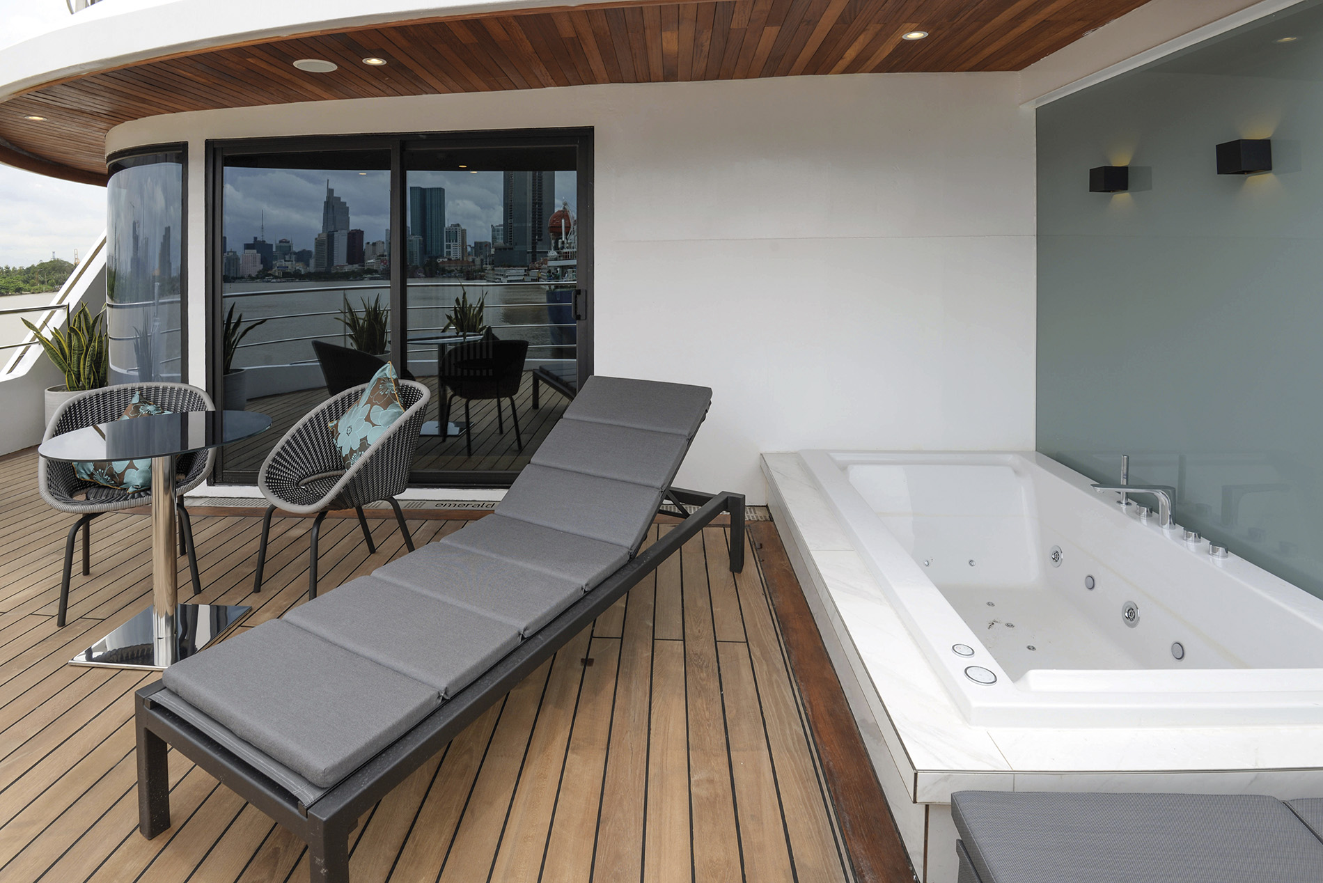 Emerald Waterways - Emerald Harmony - Owners One-Bed Suite _27_.jpg